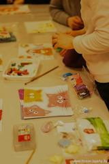 Каждую среду волонтеры из храма Гавриила Самтаврийского (от 1 до 3 человек) посещают ОРАИ 4. Вместе с подопечными они рисуют, лепят и общаются.